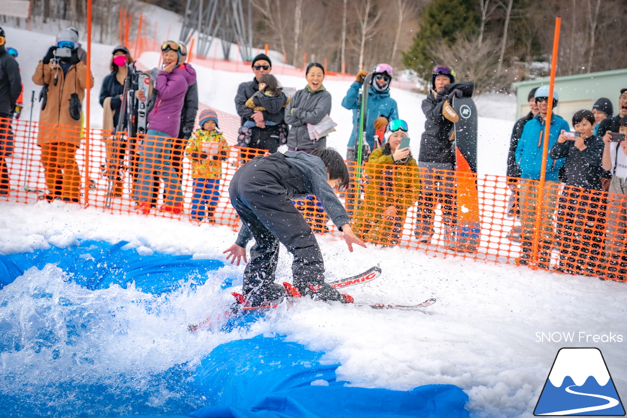 富良野スキー場｜季節は、まだ冬？それとも…？小雪が舞い、たくさんの雪が残る富良野スキー場で、春の恒例イベント『春スキー池渡り大会』開催(^^)/